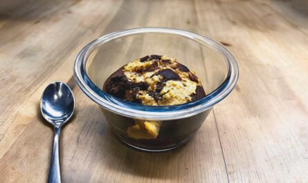 Receta de brookie con base de brownie y capa de cookie proteica