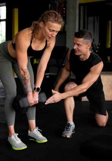 Alcohol y suplementos deportivos en el gimnasio.